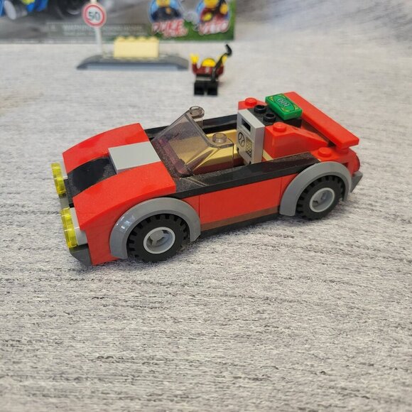 LEGO City 60242 Police Highway Arrest - Picture 8 of 13